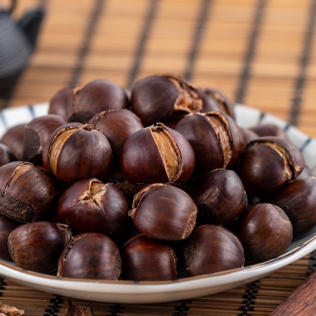 Deliciosas castañas asadas cortadas con aceite y azúcar