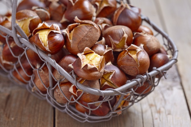 Deliciosas castanhas assadas em uma cesta de arame