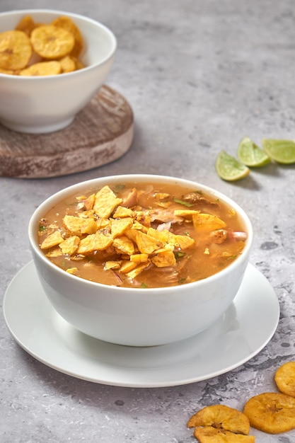 Deliciosas cebolas de peixe, guisado. Cozinha tradicional equatoriana. encebolado