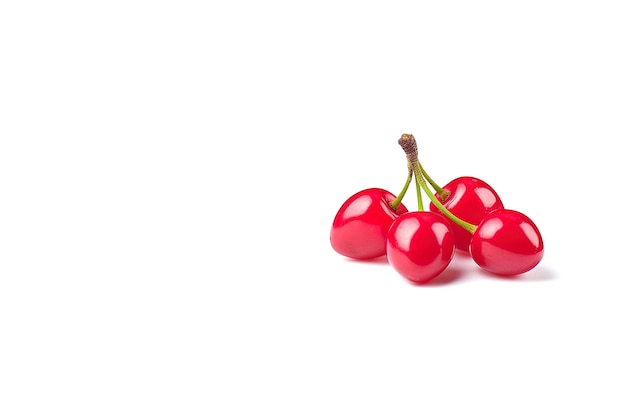 Deliciosas cerejas maduras em fundo branco com espaço de cópia