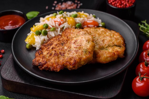 Deliciosas chuletas de carne de pollo picada y frita con especias saladas y hierbas