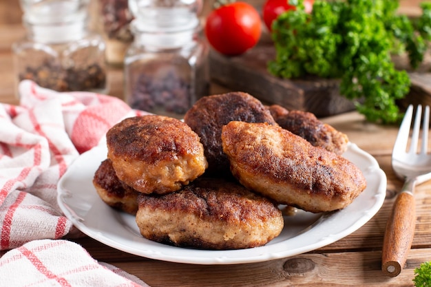 Deliciosas chuletas caseras en un tazón Chuletas de pollo