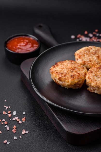 Deliciosas chuletas frescas o albóndigas con hierbas aromáticas y salsa de tomate