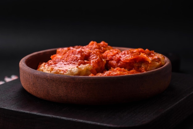 Deliciosas chuletas frescas o albóndigas con hierbas aromáticas y salsa de tomate