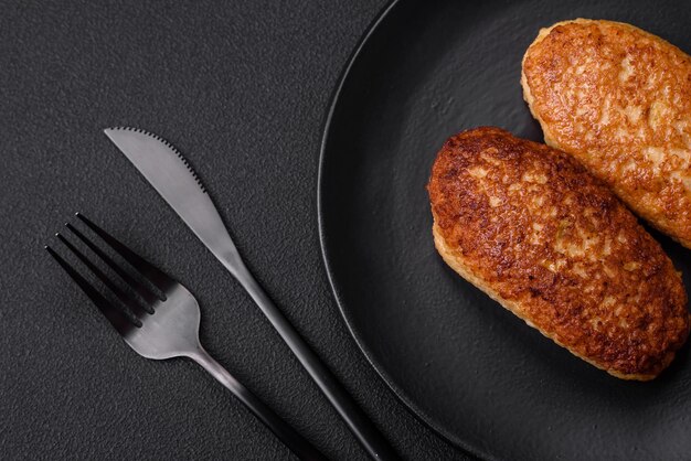 Deliciosas chuletas fritas o albóndigas de pescado picado con especias y hierbas