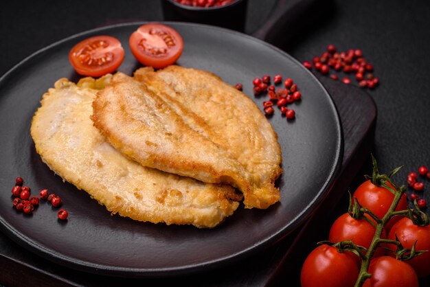 Foto deliciosas chuletas de pechuga de pollo rebozadas con sal, especias y hierbas