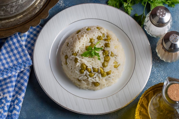 Deliciosas comidas tradicionais turcas; arroz de ervilha (nome turco; Bezelyeli pilav)