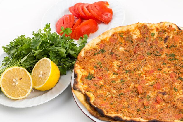 Deliciosas comidas tradicionais turcas; Pizza turca, pão de carne (Lahmacun)