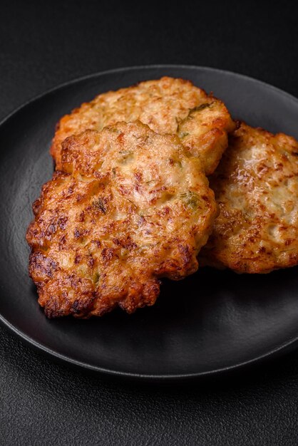 Deliciosas costeletas de carne de frango frita e picada com especiarias salgadas e ervas