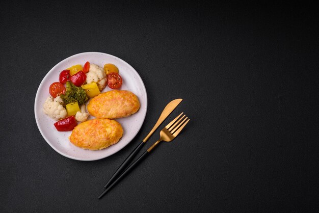 Deliciosas costeletas de vapor com cenoura queijo sal e especiarias