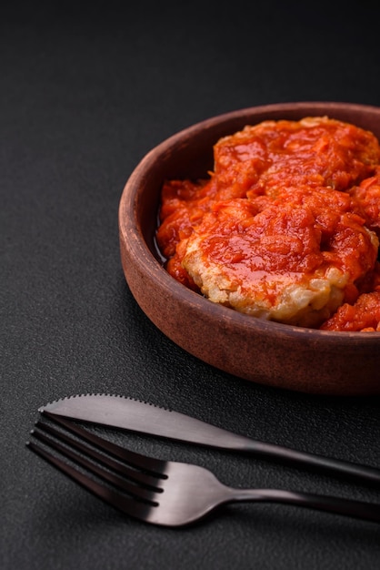 Deliciosas costeletas frescas ou almôndegas com especiarias ervas e molho de tomate