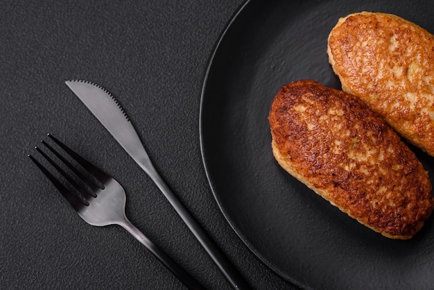 Deliciosas costeletas fritas ou almôndegas de peixe picado com especiarias e ervas