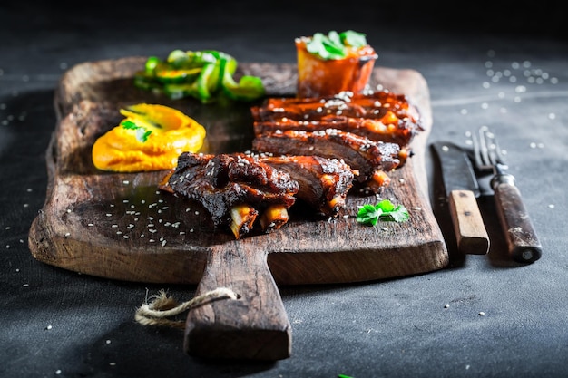 Deliciosas costillas asadas con verduras y patata