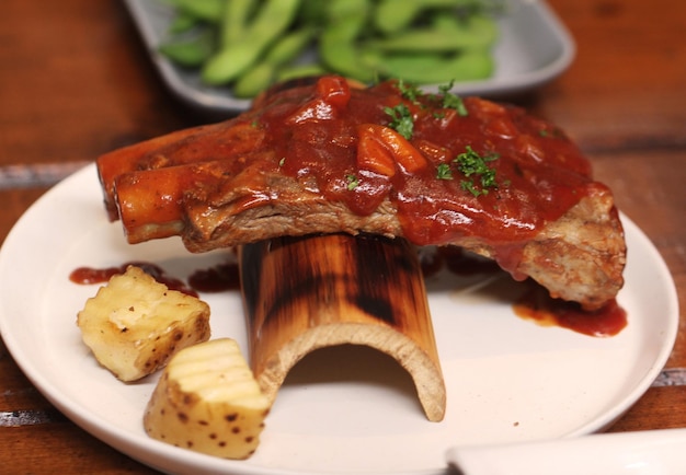 Foto deliciosas costillas de cerdo asadas con salsa picante