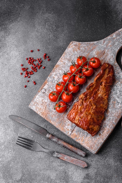 Deliciosas costillas de cerdo a la parrilla o ahumadas con sal, especias y hierbas