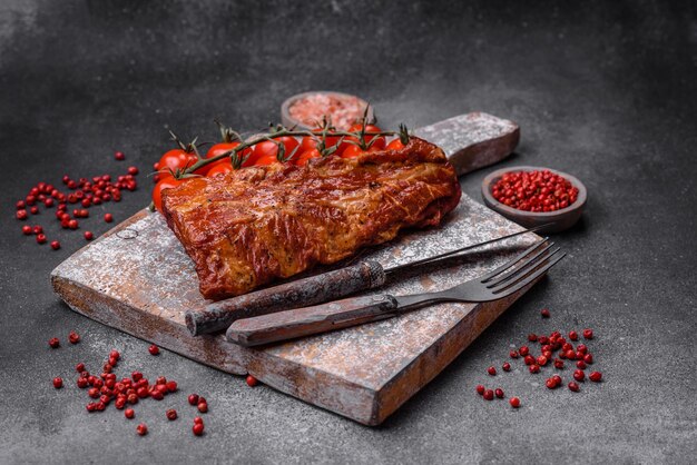 Deliciosas costillas de cerdo a la parrilla o ahumadas con sal, especias y hierbas