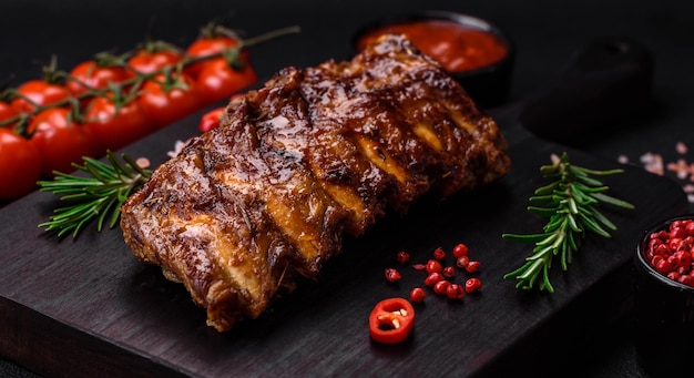 Deliciosas costillas de cerdo a la parrilla con salsa de especias y hierbas