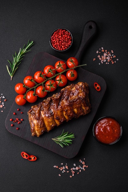 Deliciosas costillas de cerdo a la parrilla con salsa de especias y hierbas