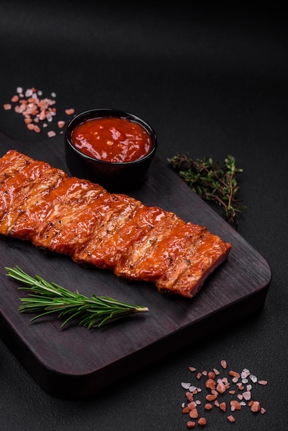 Deliciosas costillas frescas a la parrilla o ahumadas con sal, especias y hierbas