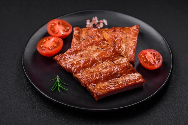 Deliciosas costillas frescas a la parrilla o ahumadas con sal, especias y hierbas