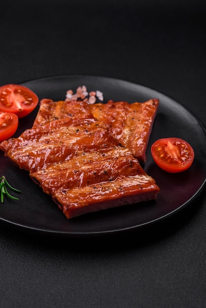 Deliciosas costillas frescas a la parrilla o ahumadas con sal, especias y hierbas