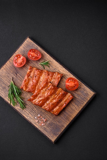 Deliciosas costillas frescas a la parrilla o ahumadas con sal, especias y hierbas