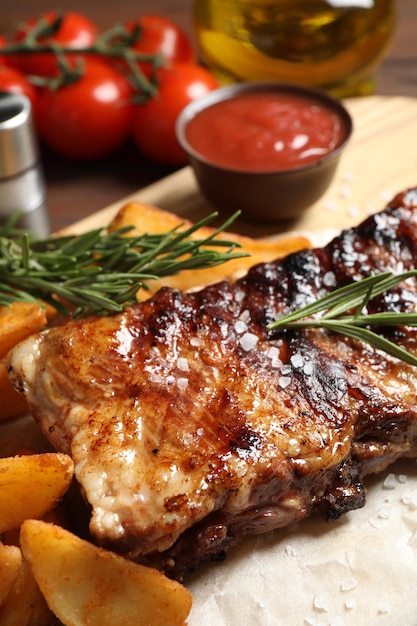 Deliciosas costillas a la parrilla y guarnición de primer plano