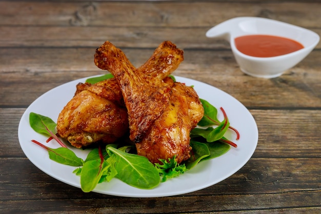 Deliciosas coxinhas de frango com espinafre e molho no fundo de madeira.