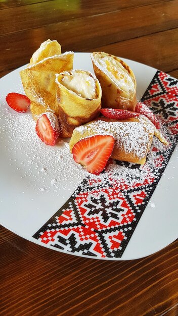 Deliciosas crepes en un plato decorado