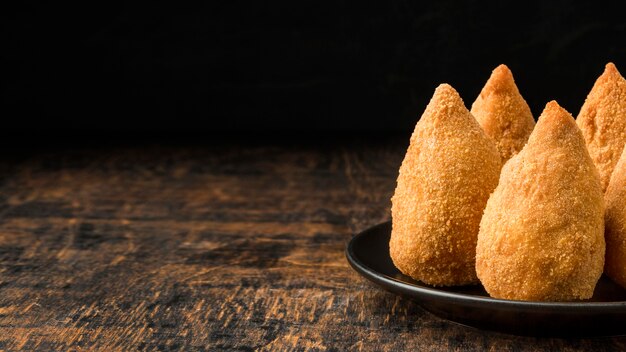 Foto deliciosas croquetas de pollo en placa