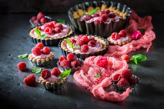 Deliciosas y crujientes tartaletas de frambuesas y mascarpone