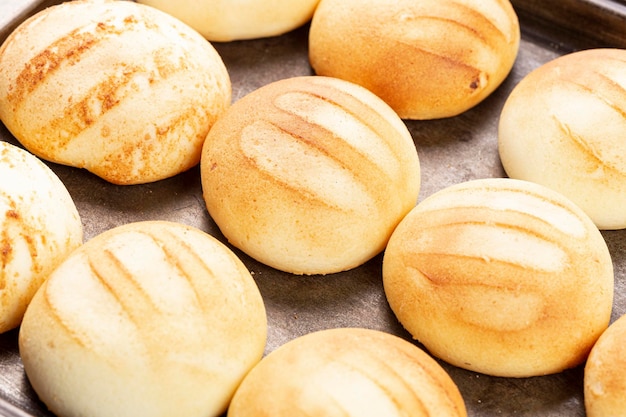 Deliciosas e nutritivas almojabanas ou pandebono um alimento baseado em farinha de mandioca e queijo