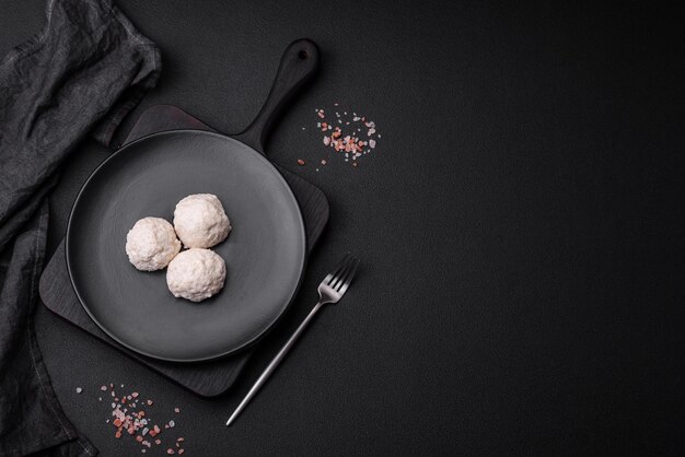 Deliciosas e saudáveis costeletas de frango ao vapor ou almôndegas moídas