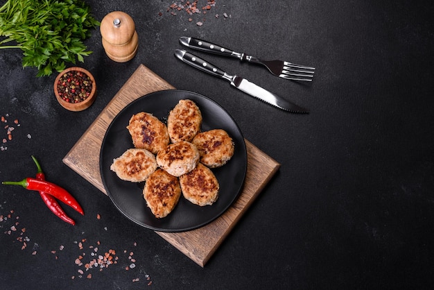 Deliciosas empanadas de carne picada frita fresca sobre un fondo de hormigón oscuro