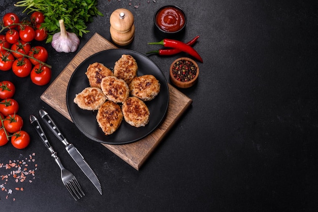 Deliciosas empanadas de carne picada frita fresca sobre un fondo de hormigón oscuro