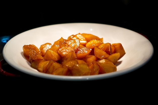 Deliciosas fatias de rolo de ovo taiwanês servidas num prato branco