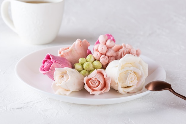 Deliciosas flores caseras de malvaviscos en un plato blanco.