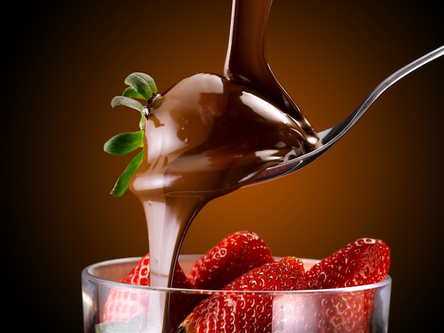 deliciosas fresas bañadas en una crema de chocolate