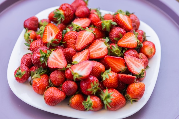 Deliciosas fresas maduras frescas en un tazón comida saludable y vegetariana