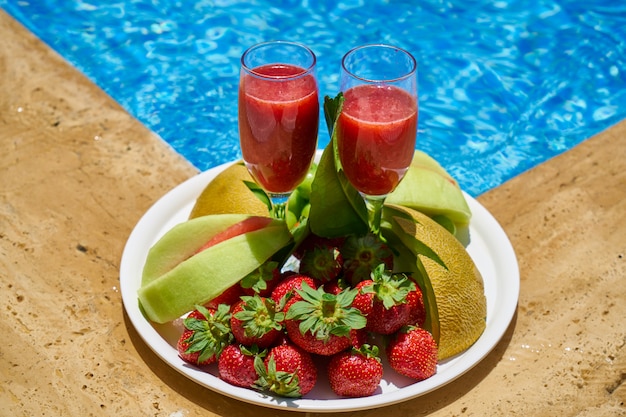 Deliciosas frutas frescas e piscina