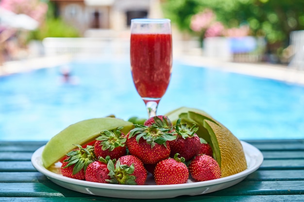 Deliciosas frutas frescas e piscina