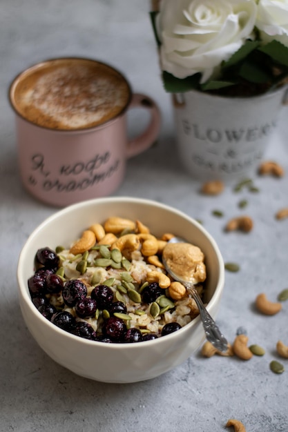 deliciosas gachas de avena con bayas para el desayuno