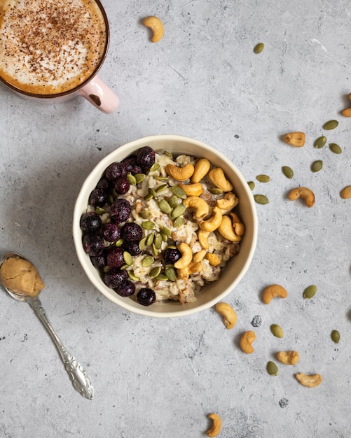 deliciosas gachas de avena con bayas para el desayuno