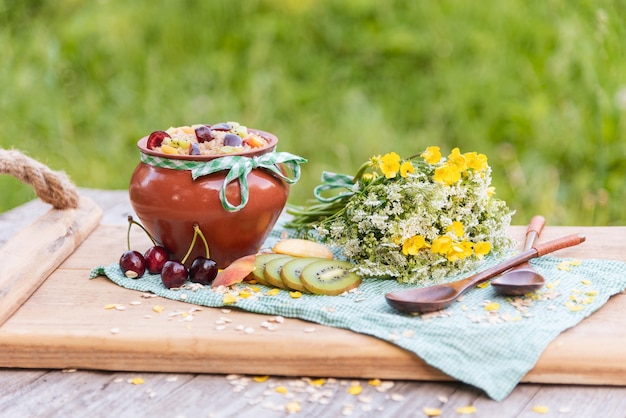 Deliciosas gachas de avena para el desayuno con diversas frutas y bayas