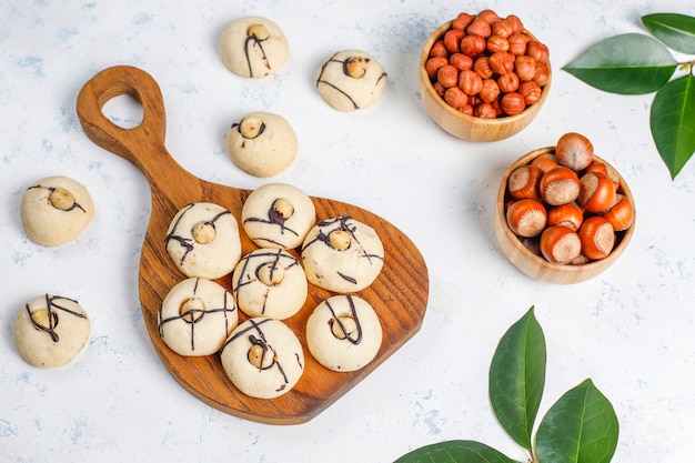 Deliciosas galletas con avellanas, vista superior