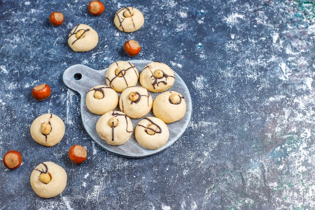 Deliciosas galletas con avellanas, vista superior