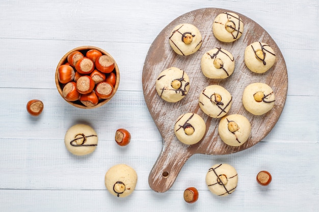 Deliciosas galletas con avellanas, vista superior