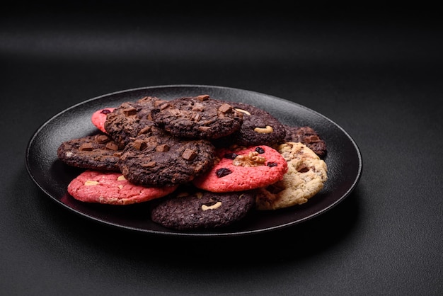 Deliciosas galletas de avena frescas y crujientes con chocolate y nueces