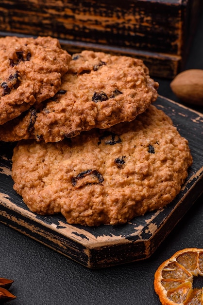 Deliciosas galletas de avena con pasas al horno sobre un fondo de hormigón oscuro