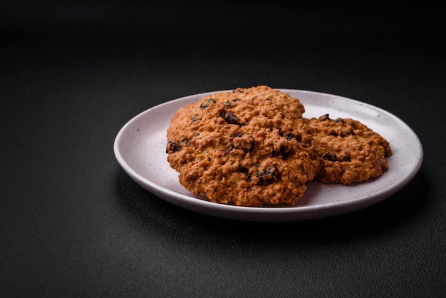 Deliciosas galletas de avena con pasas al horno sobre un fondo de hormigón oscuro